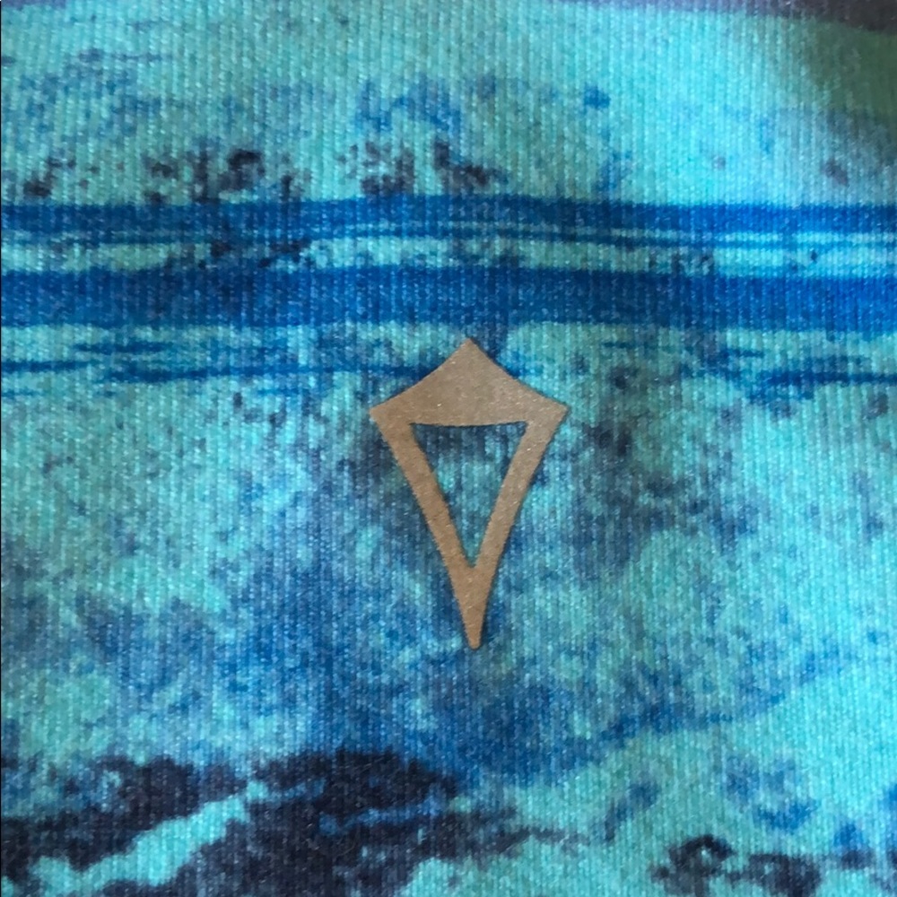 Ivivvia Racerback tank-size 6 - Picture 3 of 7